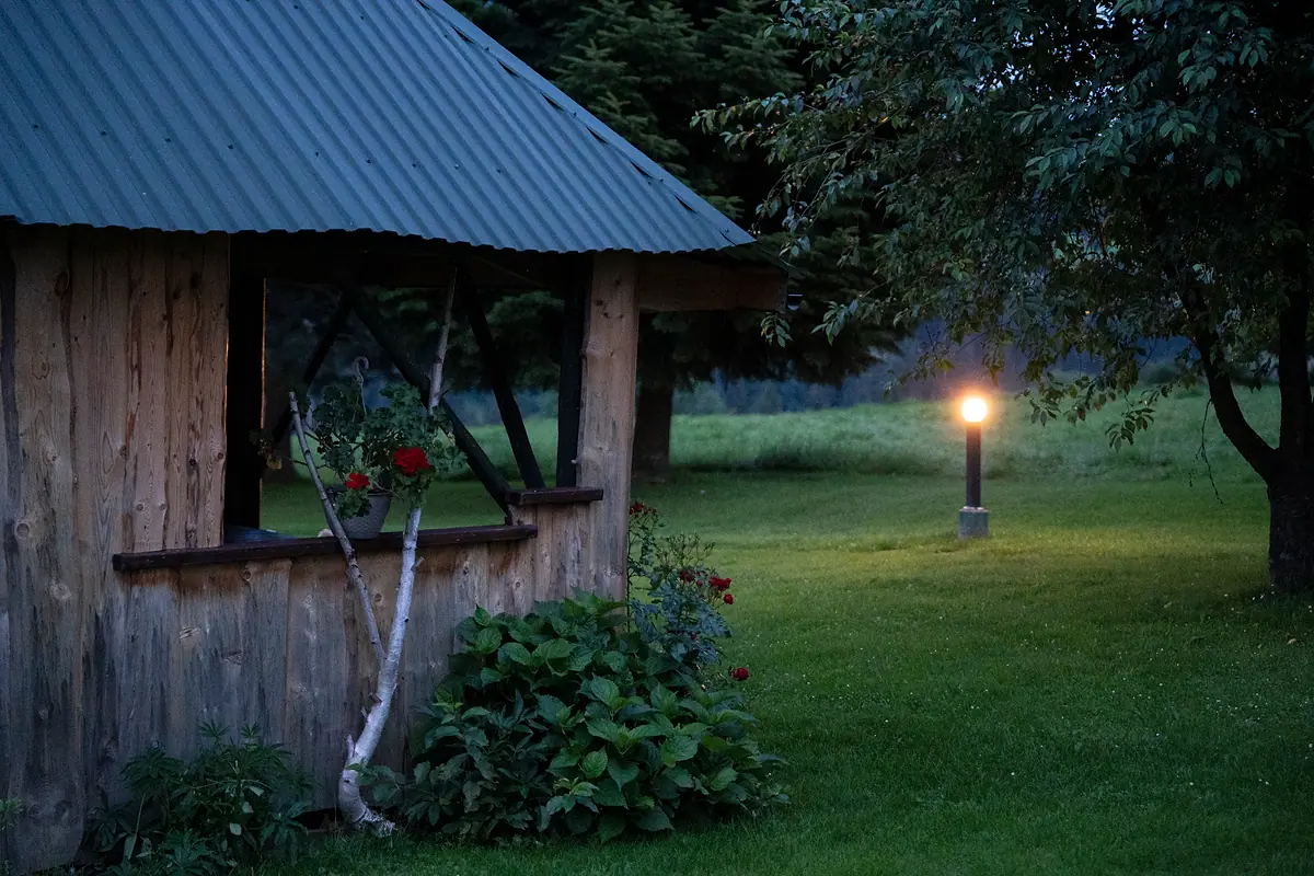 Drewniana altana z lampą ogrodową