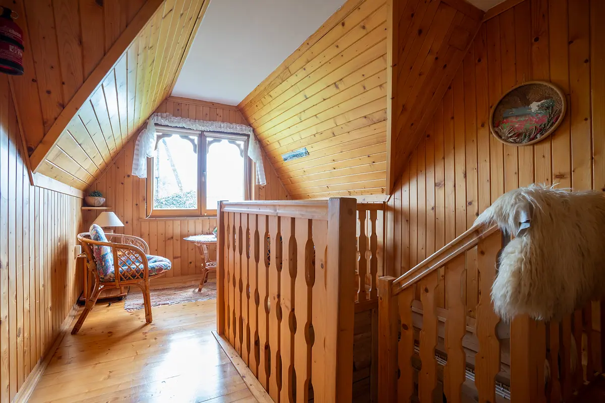 Antresola na piętrze z drewnianą balustradą