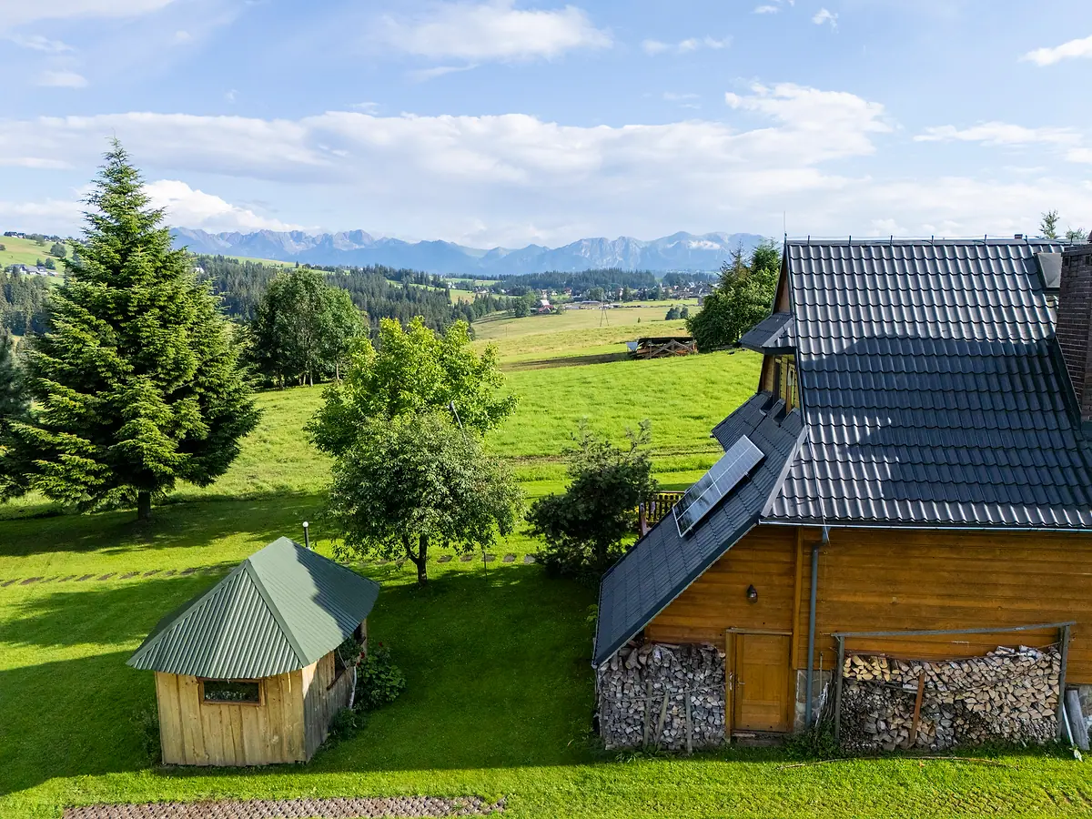 Dom Góralski z altaną na tle Tatr — widok z drona