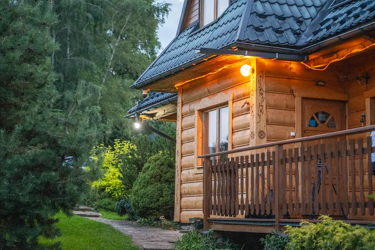 Drewniany taras z balustradą i lampami