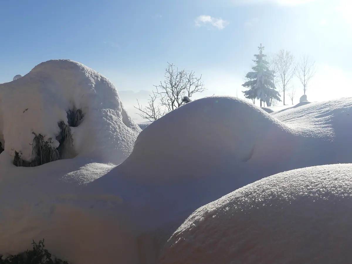 Śnieżne zaspy przy domu na 900 m n.p.m.